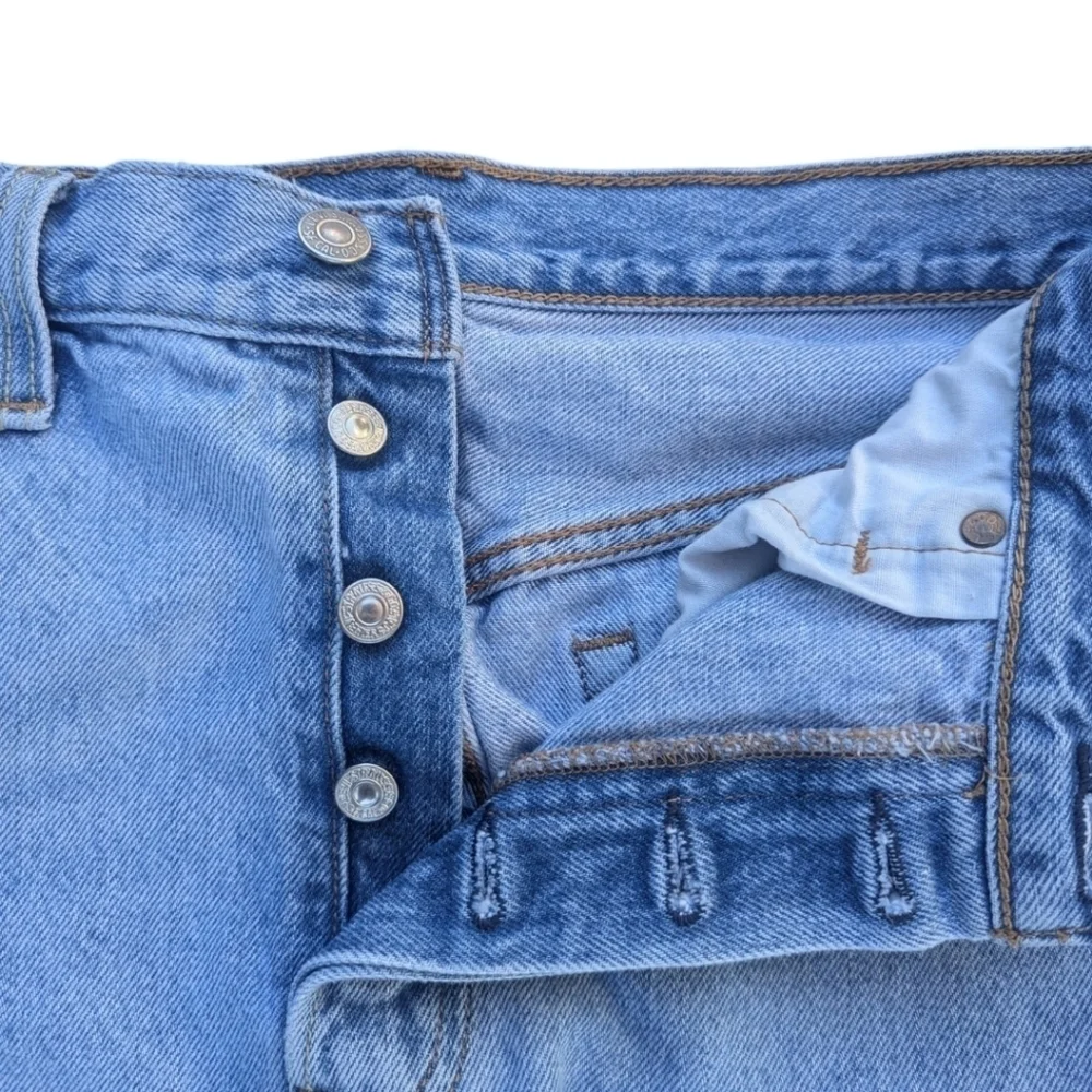 Levi's 501 button fly Thrashed busted knee light wash denim jeans W29 L28